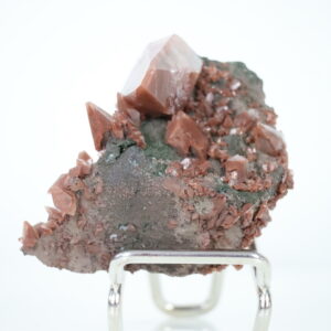 Chocolade Dogtooth Calciet cluster van 52 gram uit de Leiping Mijn, China, met kristalpunten en groene matrix.