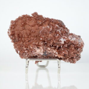 Chocolade Dogtooth Calciet cluster met puntige bruine kristallen op zilverkleurige standaard.