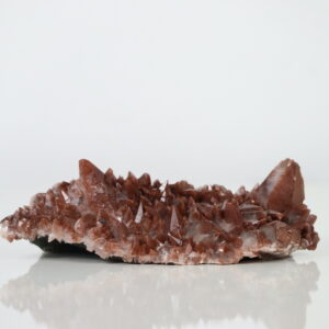 Dogtooth Chocolade Calciet cluster met puntige kristallen op zilverkleurig standaardje – Leiping Mijn China