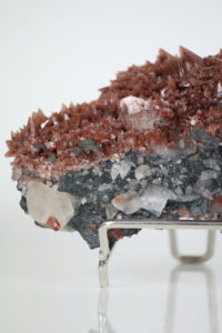 Dogtooth Chocolade Calciet cluster van 329 gram met puntige kristallen op standaard.