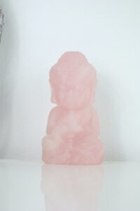 Rozenkwarts Boeddha carving van 487 gram en 11,5 x 6 cm, symbool van liefde en rust.