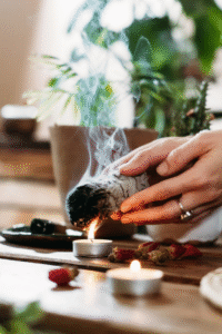 Alle Items worden gereinigd met witte salie alvorens ze worden verzonden.