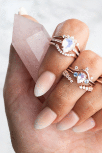 Ieder item is met de hand, zorg & intuïtie uitgezocht op kwaliteit & energie.