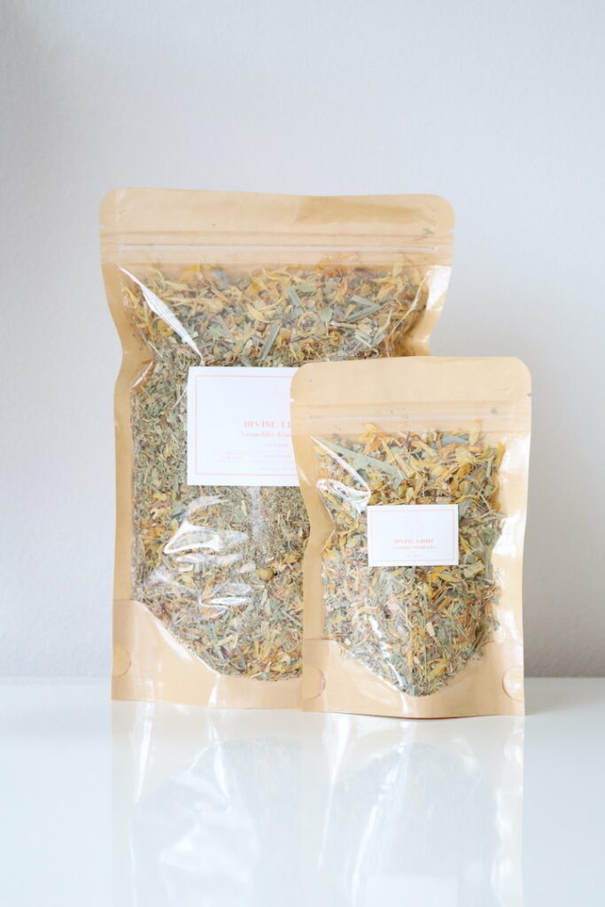 Losse Divine Light kruidenthee met lindebloesem, kamille en calendula – zonnige blend voor innerlijke kracht en helderheid.