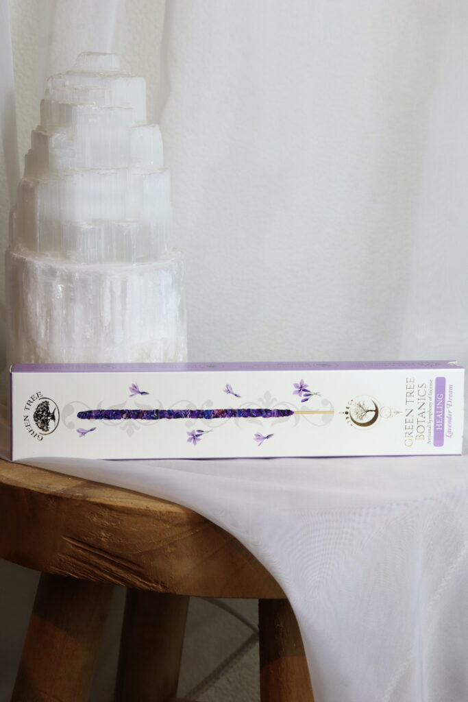 Green Tree Botanics Healing Lavender Dream wierook in lavendelkleurige verpakking met dikke stokjes, naast een witte seleniet toren.