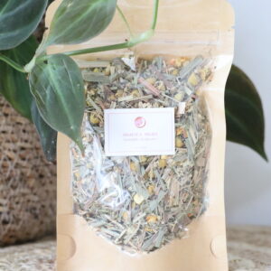 Nightea Night natuurlijke kruidenthee in kraft stazak met venster, gevuld met citroengras, kamille en lavendel, gefotografeerd in een rustige natuurlijke setting.