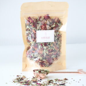 Losse Sacred Heart kruidenthee met rozenblaadjes, hibiscus en kaneel – hartopenende blend voor zelfliefde en innerlijke rust.