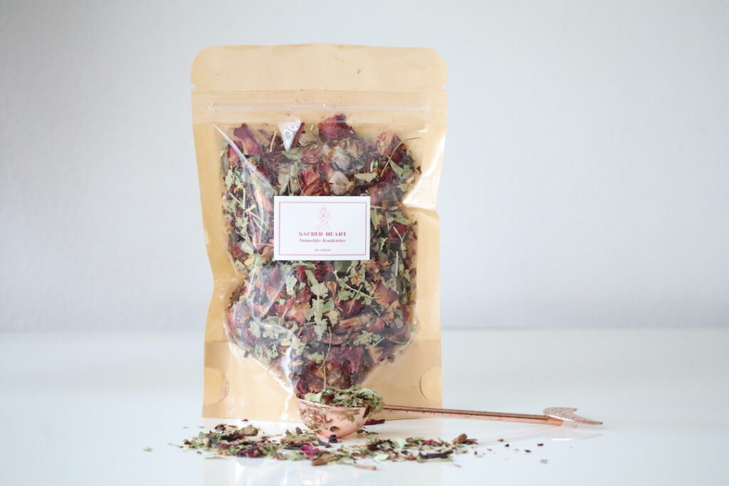 Losse Sacred Heart kruidenthee met rozenblaadjes, hibiscus en kaneel – hartopenende blend voor zelfliefde en innerlijke rust.