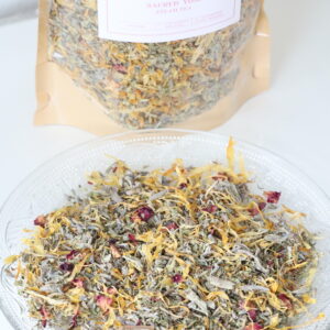 Zak met Sacred Yoni stoom thee van Spiritueel Wonen gevuld met kruidenmelange van salie, lavendel, calendula en rozenblaadjes