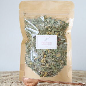 Losse Throat Relief kruidenthee met tijm, kamille en salie in glazen pot – verzachtende kruidenmelange voor keel en luchtwegen.