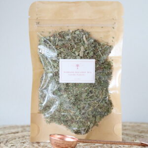 Losse Woman’s Balance Tea met frambozenblad, vrouwenmantel en citroenverbena – kruidenthee voor vrouwelijke hormoonbalans.