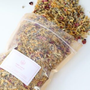 Yoni Love kruidenmelange met rozenblaadjes, calendula en lavendel – natuurlijke blend voor yoni-stoomritueel en vrouwelijke balans.