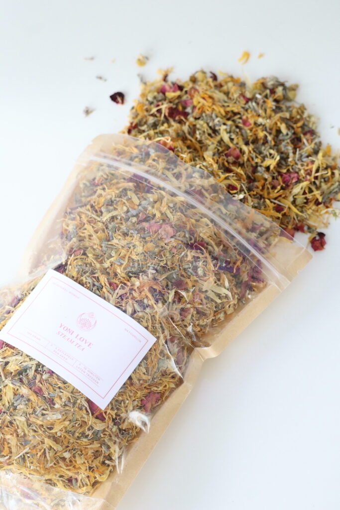 Yoni Love kruidenmelange met rozenblaadjes, calendula en lavendel – natuurlijke blend voor yoni-stoomritueel en vrouwelijke balans.