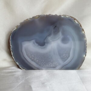 Lichtblauwe agaat met kwarts op standvlak, 876 gram en 15 x 11 cm.