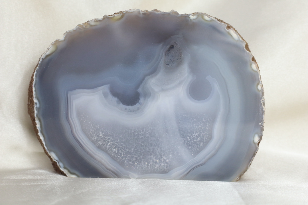 Lichtblauwe agaat met kwarts op standvlak, 876 gram en 15 x 11 cm.