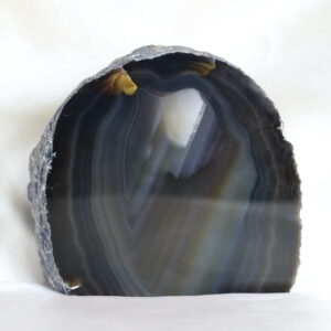 Donkerblauwe agaat op standvlak, 800 gram en 10 x 10 cm.