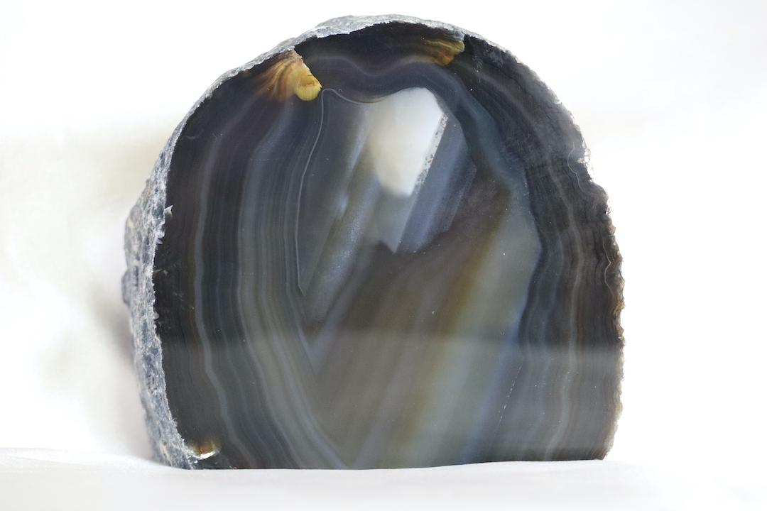 Donkerblauwe agaat op standvlak, 800 gram en 10 x 10 cm.