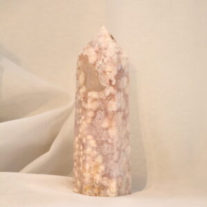 Amethist Bloemagaat toren met zachte bloemstructuren tegen een lichte achtergrond.