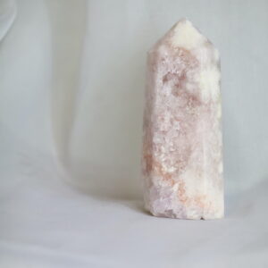 Amethist Chalcedoon toren in zachte pasteltinten tegen een lichte achtergrond.