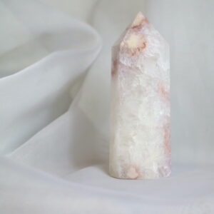 Bloemagaat met Kwarts toren in zachte pasteltinten tegen een lichte achtergrond.