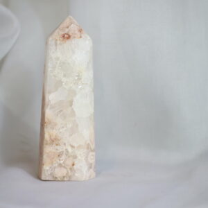 Bloemagaat Kwarts toren in zachte pasteltinten tegen een lichte achtergrond.