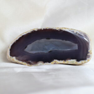 Chalcedoon geode met matte bubbelstructuur, 469 gram en 12,5 x 6 cm.