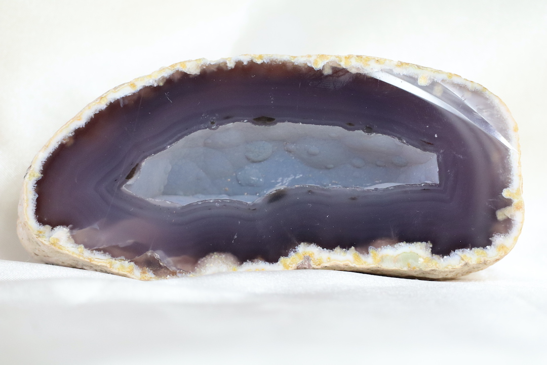 Chalcedoon geode met matte bubbelstructuur, 469 gram en 12,5 x 6 cm.