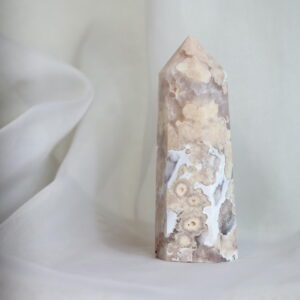 Chalcedoon met Bloemagaat toren in zacht daglicht tegen een lichte achtergrond.