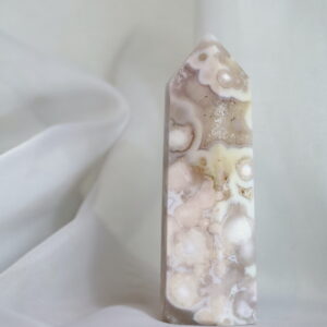 Chalcedoon met Bloemagaat toren in zachte crème tinten tegen een lichte achtergrond.