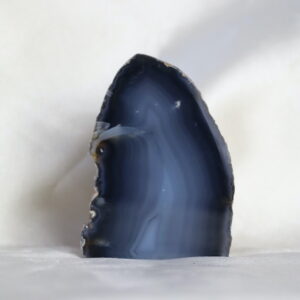 Blauwe agaat op standvlak, 257 gram en 7,5 x 5,5 cm.