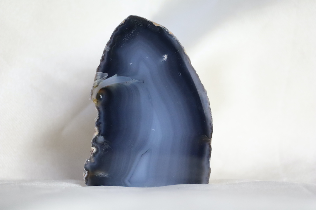 Blauwe agaat op standvlak, 257 gram en 7,5 x 5,5 cm.