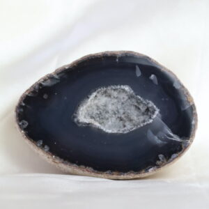 Druzy chalcedoon geode met kristalhart, 329 gram en 9 x 6,5 cm.