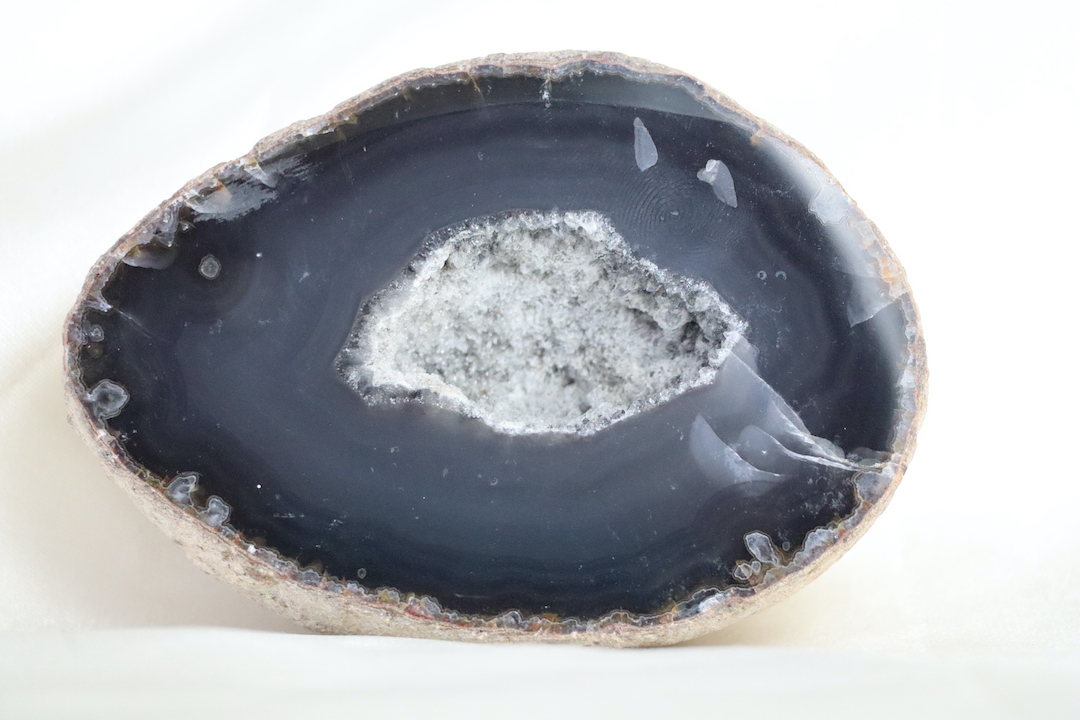 Druzy chalcedoon geode met kristalhart, 329 gram en 9 x 6,5 cm.