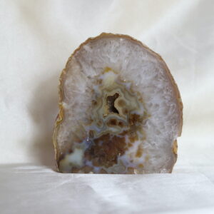 Druzy agaat met kwarts op standvlak, 1100 gram en 11 x 10 cm.