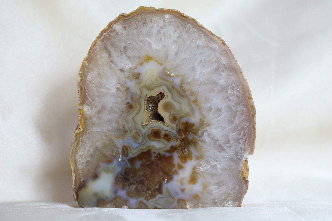 Druzy agaat met kwarts op standvlak, 1100 gram en 11 x 10 cm.