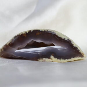 Bubbel druzy agaat geode met kristalopening, 200 gram en 9,5 x 3,5 cm.