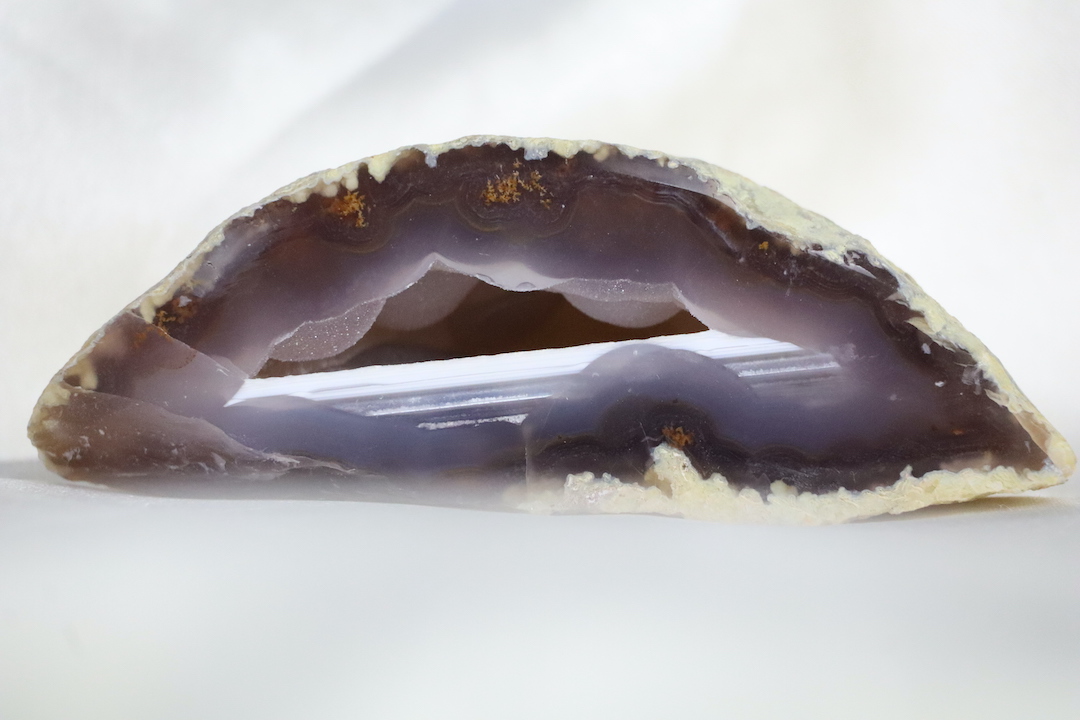 Bubbel druzy agaat geode met kristalopening, 200 gram en 9,5 x 3,5 cm.