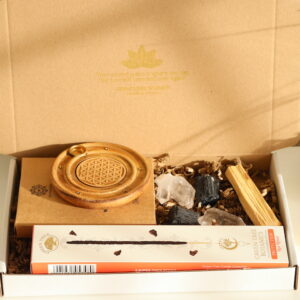 Geschenkset Protection van Spiritueel Wonen met houten Flower of Life wierookhouder, palo santo, zwarte toermalijn, bergkristal en natuurlijke wierook in luxe brievenbusdoos.