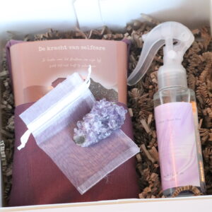 Geschenkset Rust Lavendel Amethist van Spiritueel Wonen met handgemaakt oogkussen, natuurlijke pillow & room spray en amethist cluster in luxe witte geschenkdoos.