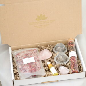 Geschenkset Liefde Rozenkwarts Rozen van Spiritueel Wonen met badzout, rozenolie, thee-ei, kruidenthee en ruwe rozenkwarts in luxe brievenbusdoos.