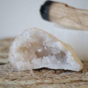 Marokkaanse Bergkristal geode met open grot en sprankelende witte kristallen.