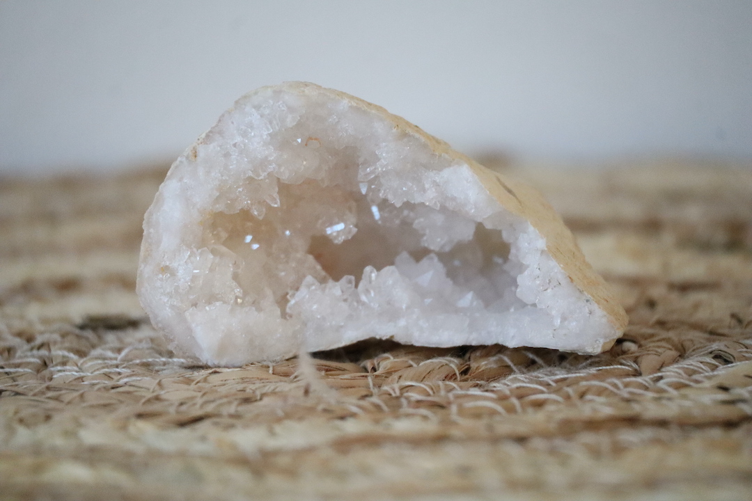 Marokkaanse Bergkristal geode met open grot en sprankelende witte kristallen.