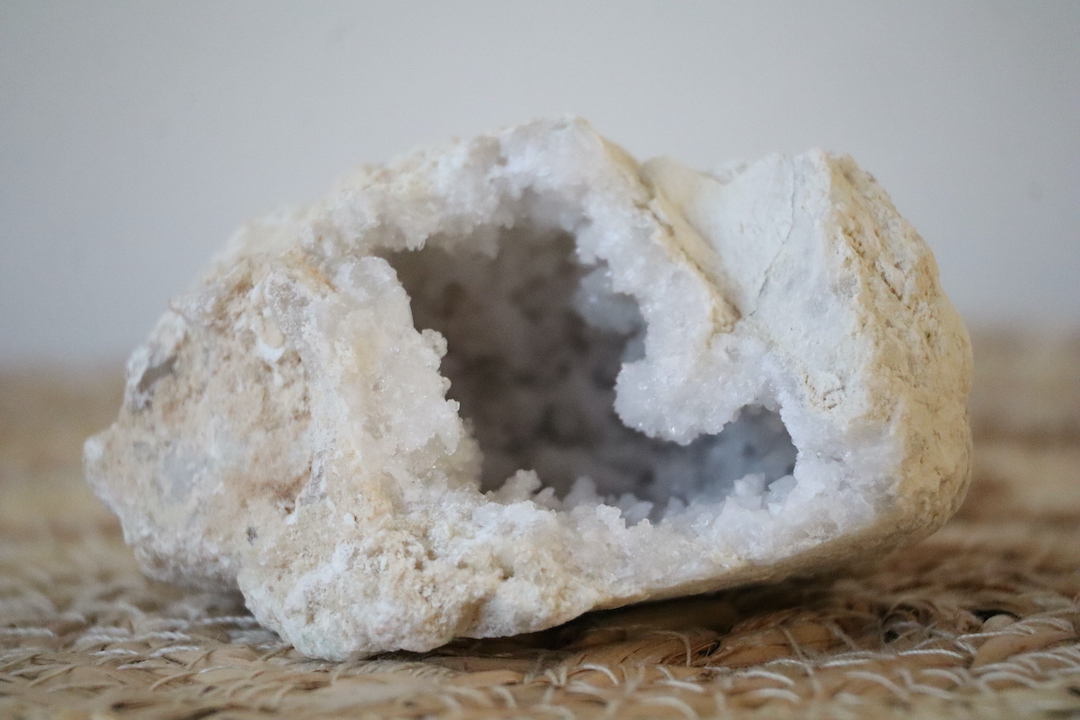 Close-up van de binnenkant van de Marokkaanse kwarts geode met zachte kristalstructuren.