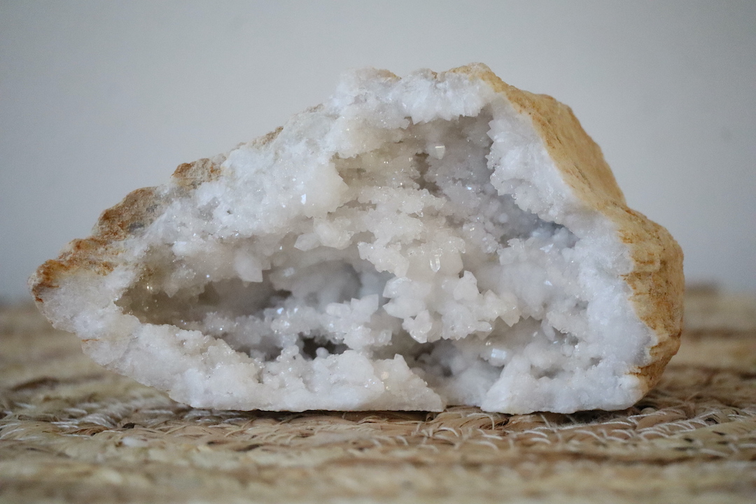 Close-up van de binnenkant van een Marokkaanse kwarts geode met fijne, heldere kristalpunten.