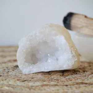 Marokkaanse kwarts geode met helderwitte kristallen in een open grot.