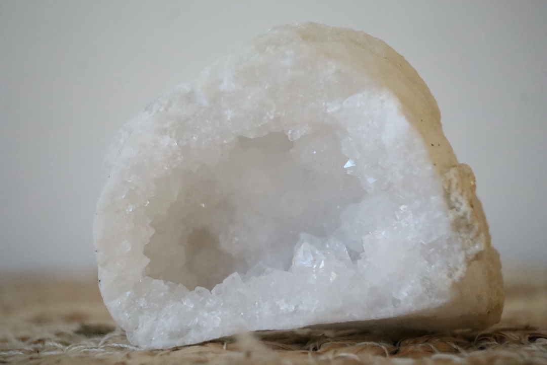 Marokkaanse kwarts geode met helderwitte kristallen in een open grot.