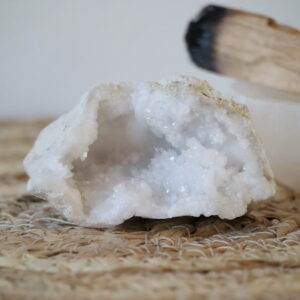 Marokkaanse Bergkristal geode met fijne glinsterende kristallen en een kleine, open grot.