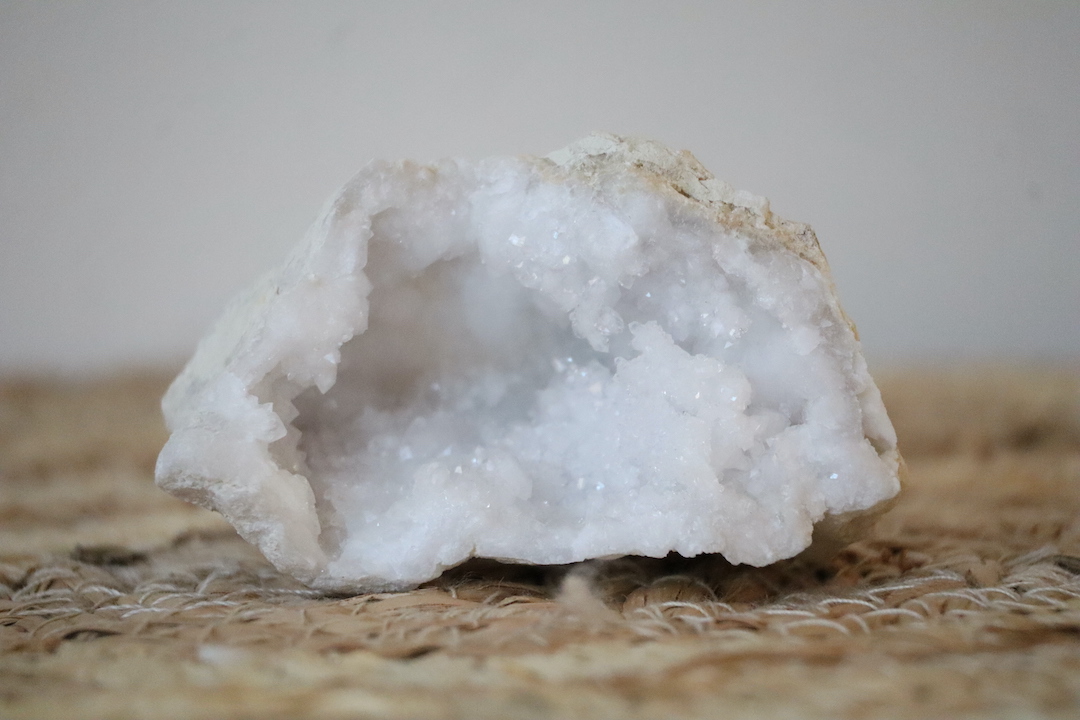 Marokkaanse Bergkristal geode met fijne glinsterende kristallen en een kleine, open grot.