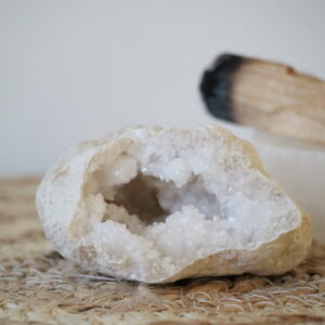 Marokkaanse Bergkristal geode met fijn glinsterende kristallen en een open grot.