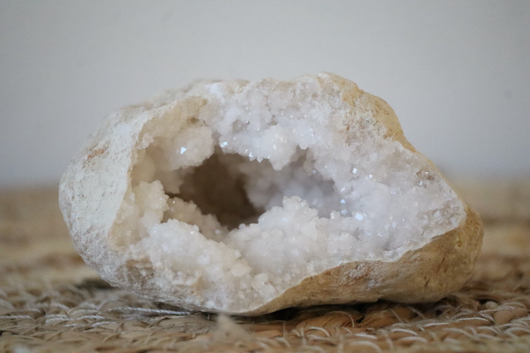 Marokkaanse Bergkristal geode met fijn glinsterende kristallen en een open grot.